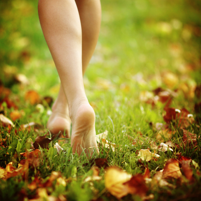 Beneficios del "earthing" o "grounding" en la salud y el equilibrio energético al caminar descalzo.